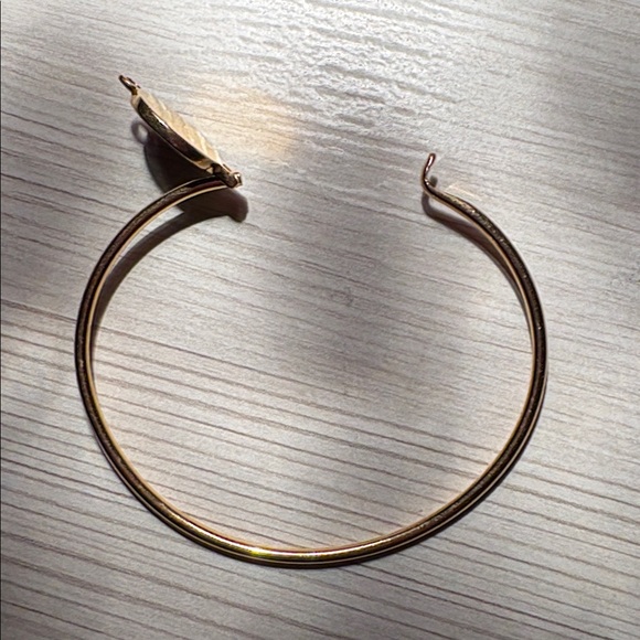 Marc Jacobs Gold/Black Enamel Hinge clip bracelet like new - Picture 4 of 10